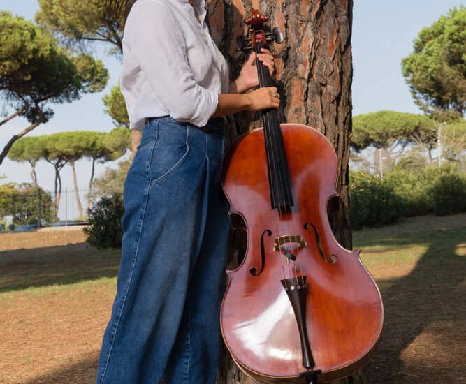 Margherita Paci, violoncellista a Roma a Villa Pamphili. Dialoghi con la Natura e il suo strumento