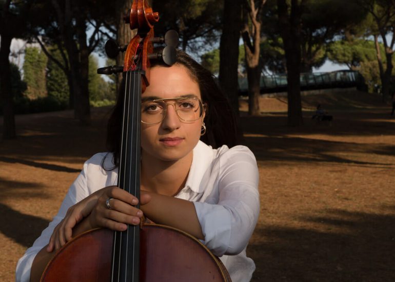 Margherita Paci, violoncellista a Roma a Villa Pamphili. Dialoghi con la Natura e il suo strumento