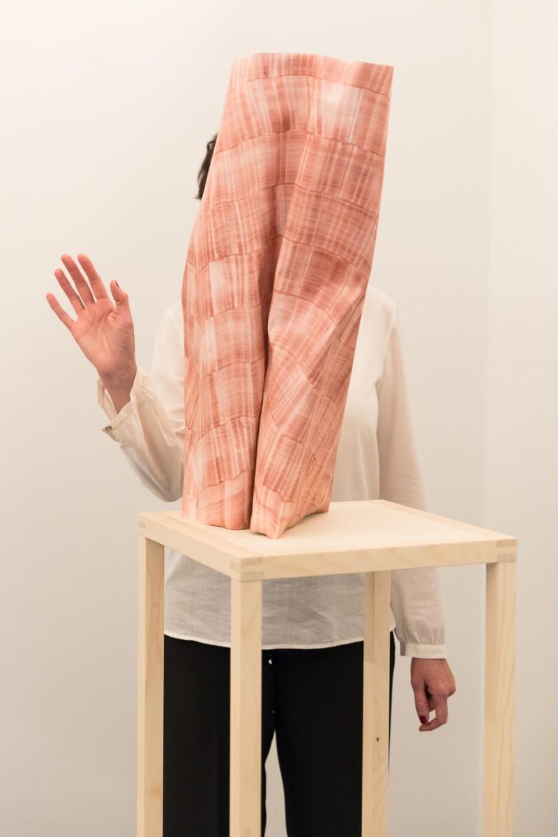 Fotografo artisti Giorgio Sacher - artista dietro la sua opera che saluta con la mano