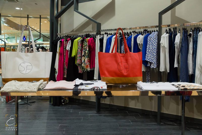 Fotografo profili aziende a Roma borsa e vestiti