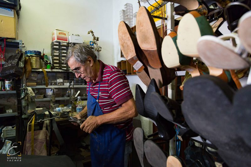 Fotografo mestieri e professioni - artigiano calzolaio