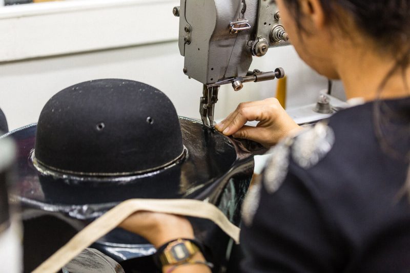Fotografo mestieri e professioni - lavorazione cappello