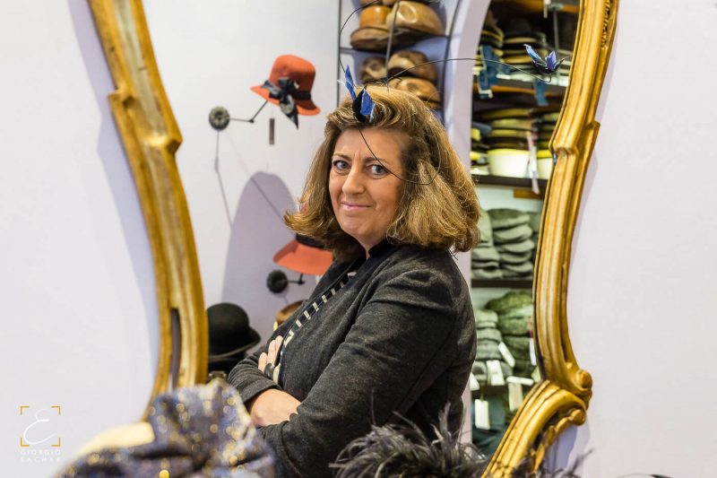 Fotografo mestieri e professioni - ritratto artigiana cappelli