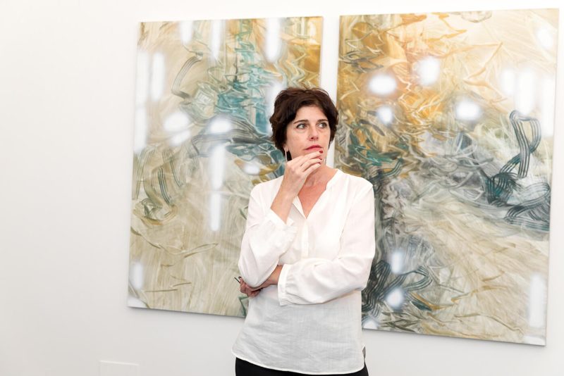 Ritrattistica Giorgio Sacher - Artista in posa davanti alla sua opera