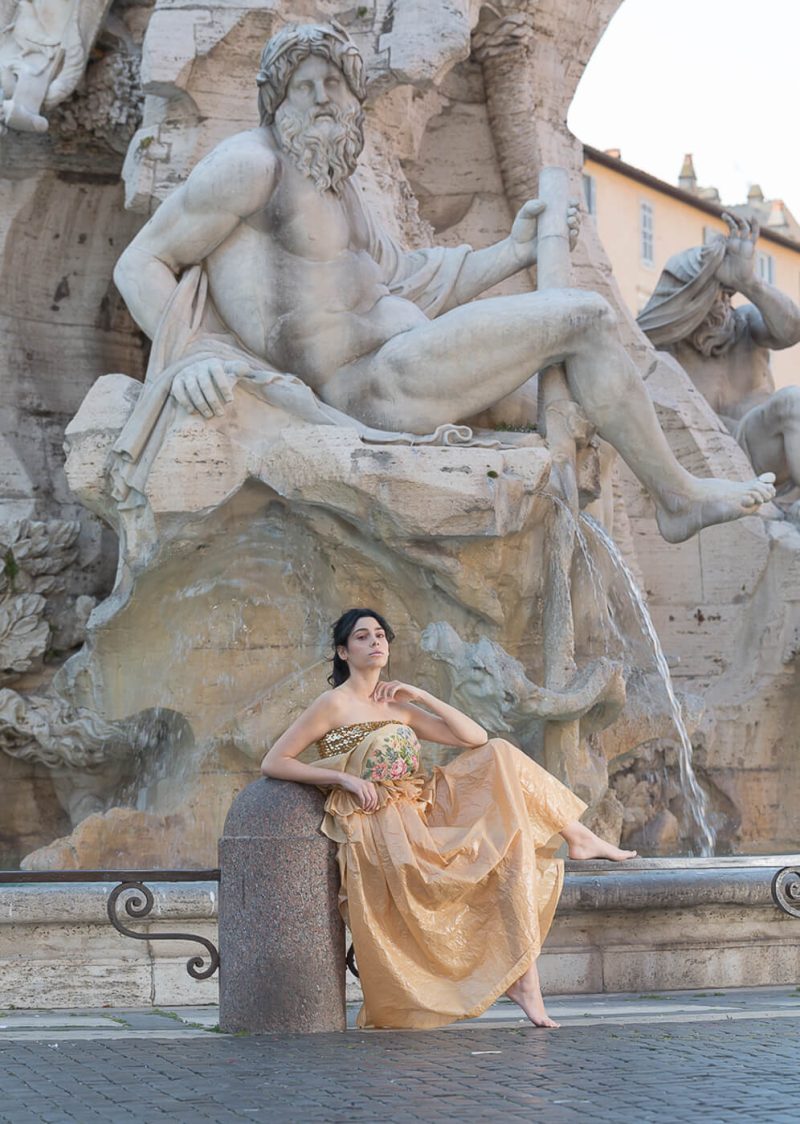 Ritrattistica Giorgio Sacher - Modella ai peidi della fontana a piazza navona roma
